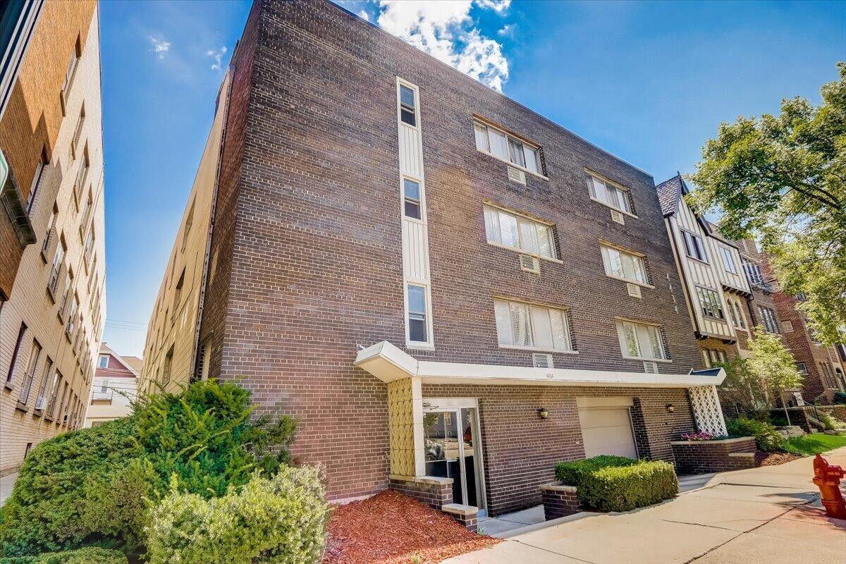 4434 N Oakland Ave #206, Shorewood, WI 53211