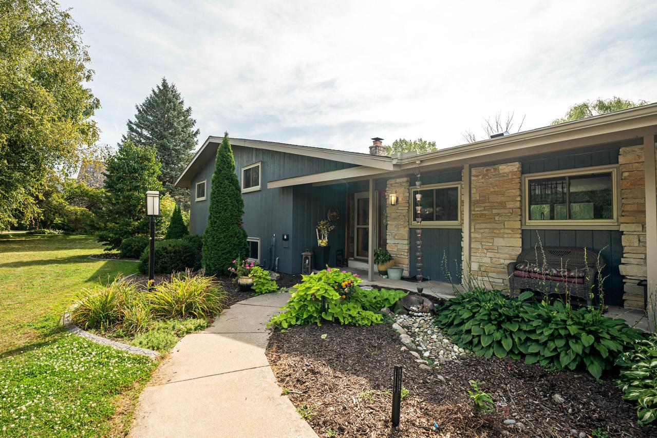 8201 Fairmont Ln, Greendale, WI 53129