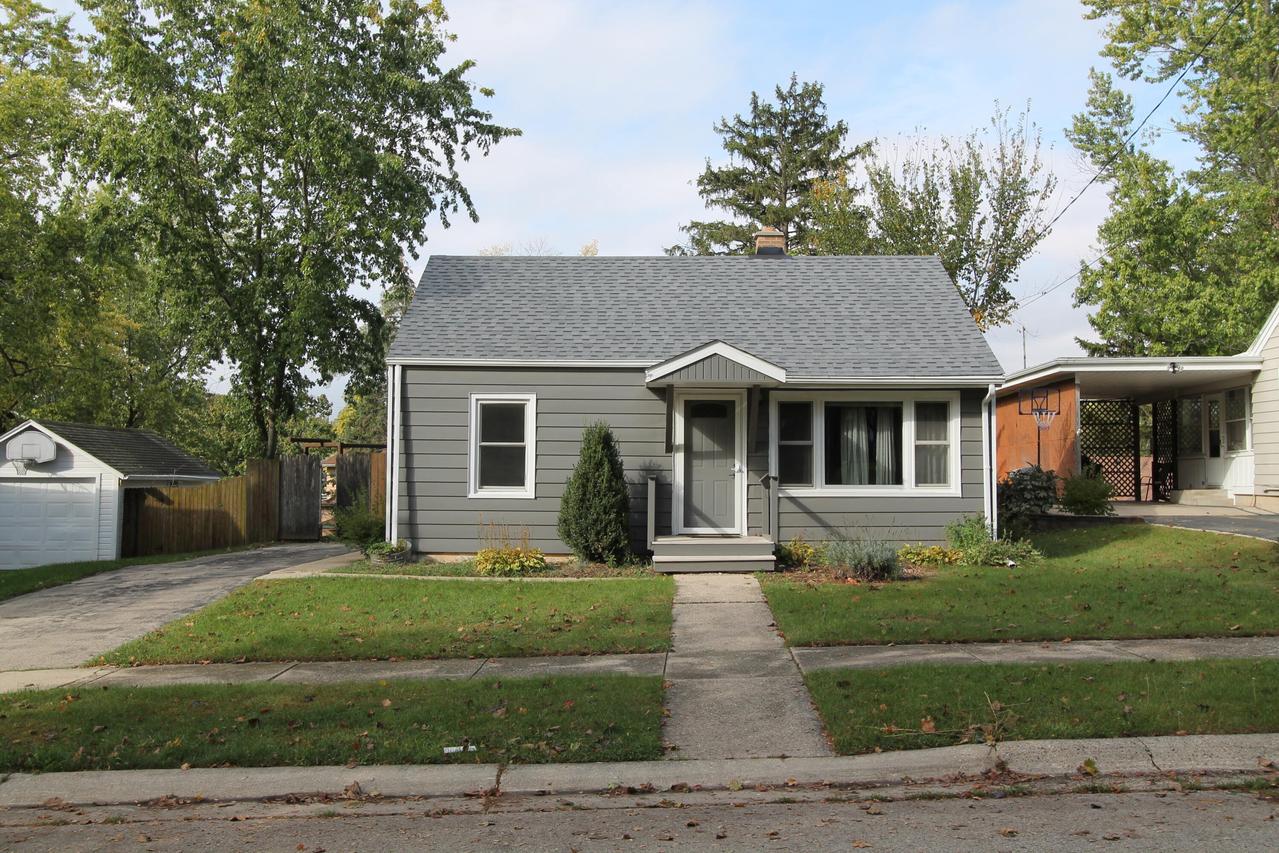 449 Emerson St, Burlington, WI 53105
