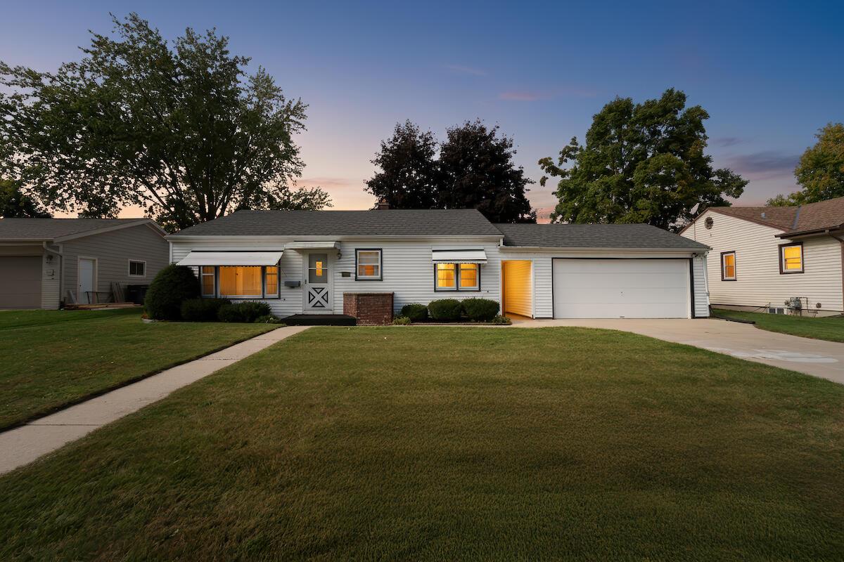 1040 W Lincoln Dr, West Bend, WI 53095