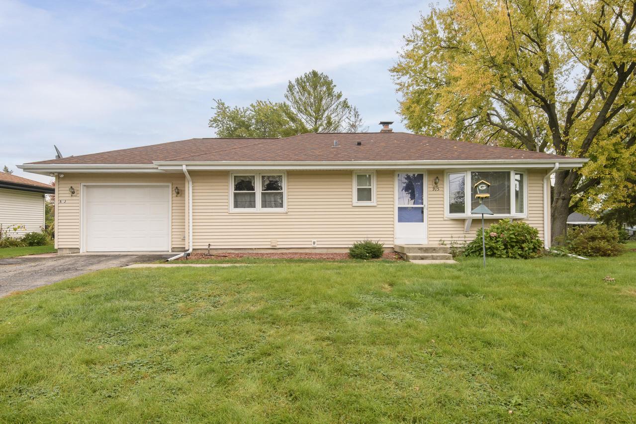 915 N Water St, Watertown, WI 53098