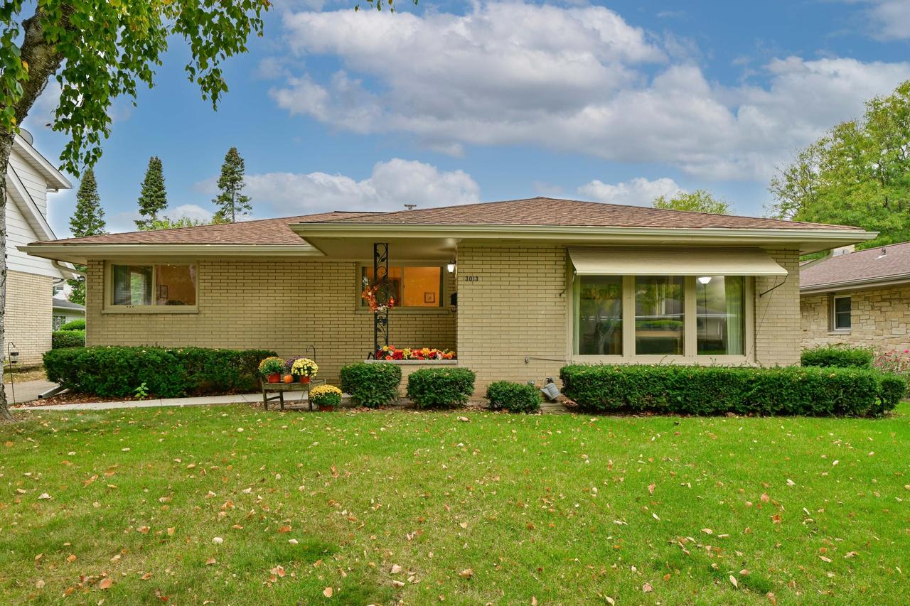 3013 S 82nd St, West Allis, WI 53219