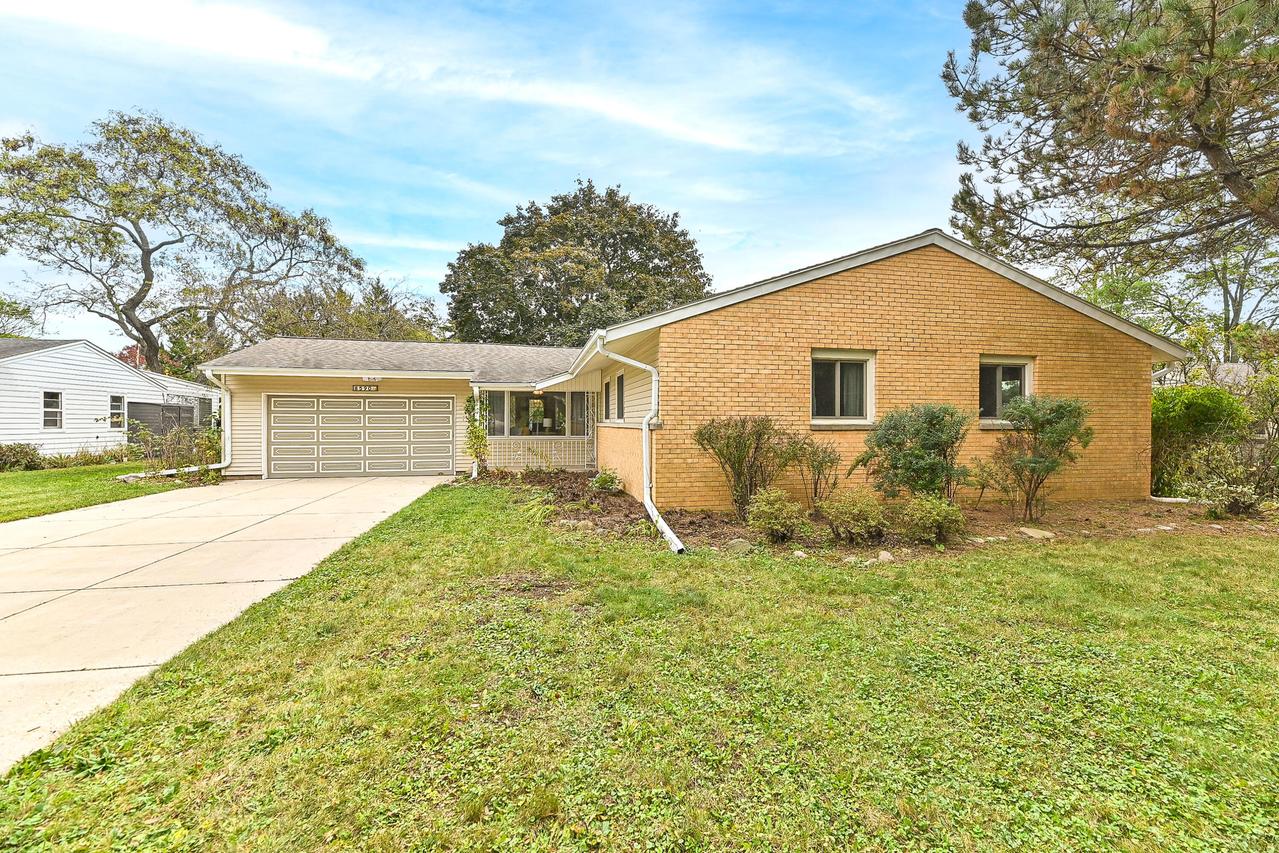 8590 N Regent Rd, Fox Point, WI 53217