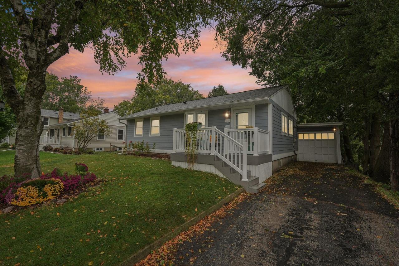 318 S Concord Rd, Oconomowoc, WI 53066