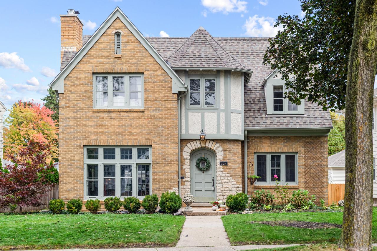 324 E Lexington Blvd, Whitefish Bay, WI 53217