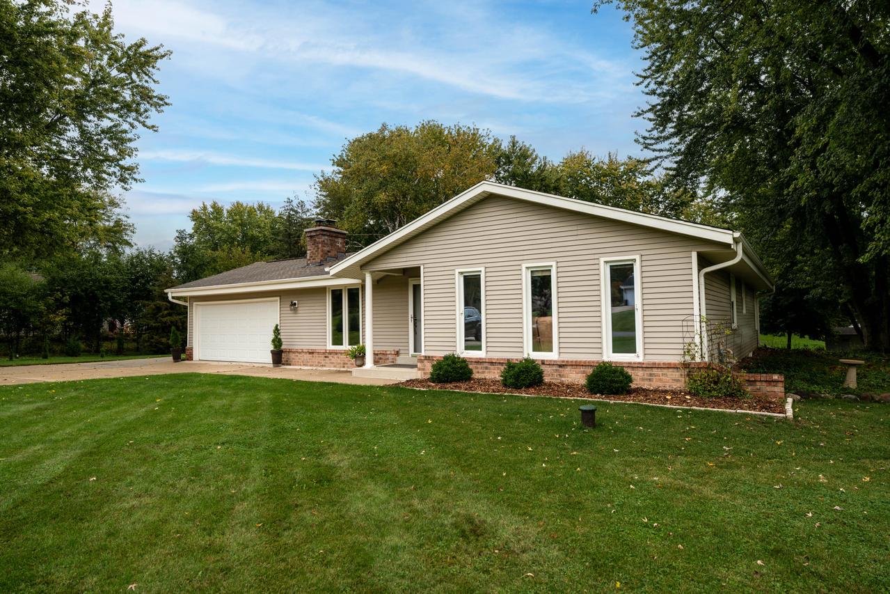 W306N6982 Bette Ann Dr, Merton, WI 53029