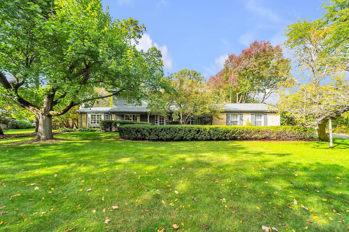 9525 N Regent Rd, Bayside, WI 53217