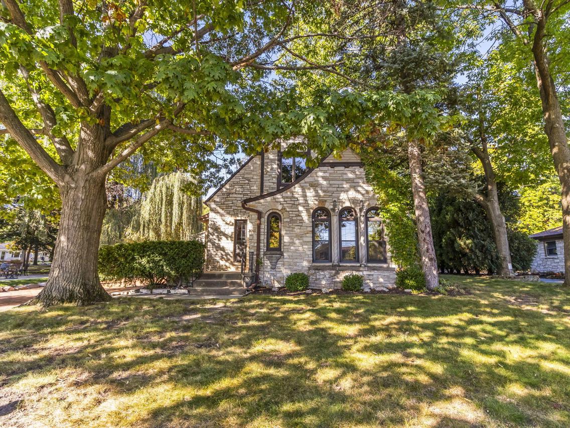 3939 S 85th St, Greenfield, WI 53228