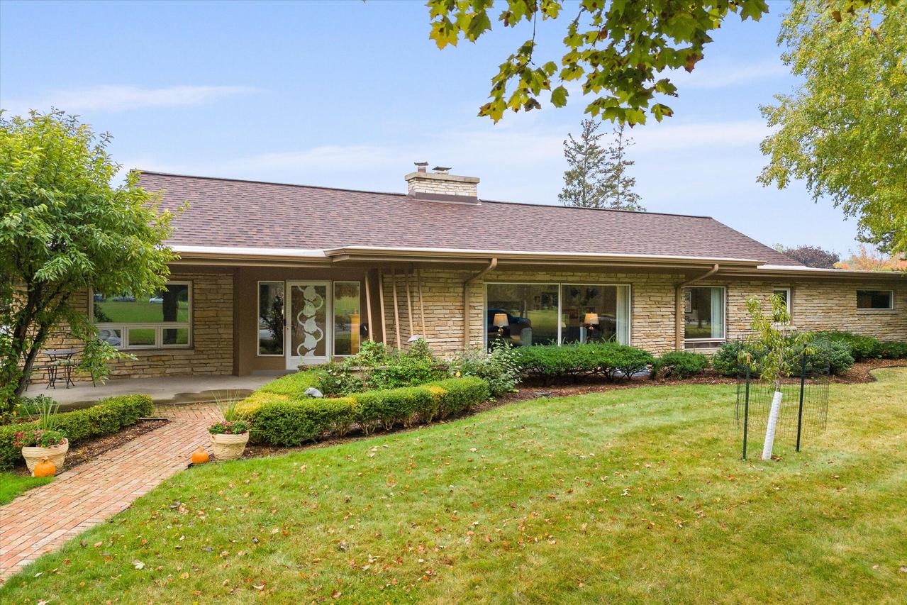 9805 W Tower View, Milwaukee, WI 53222