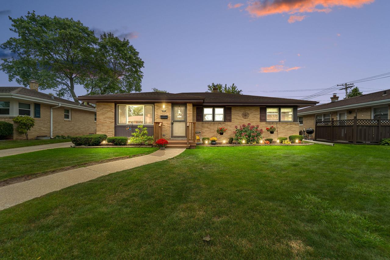 917 Coronada Dr, Racine, WI 53402