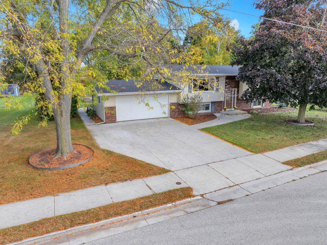 615 S 10th St, Oostburg, WI 53070