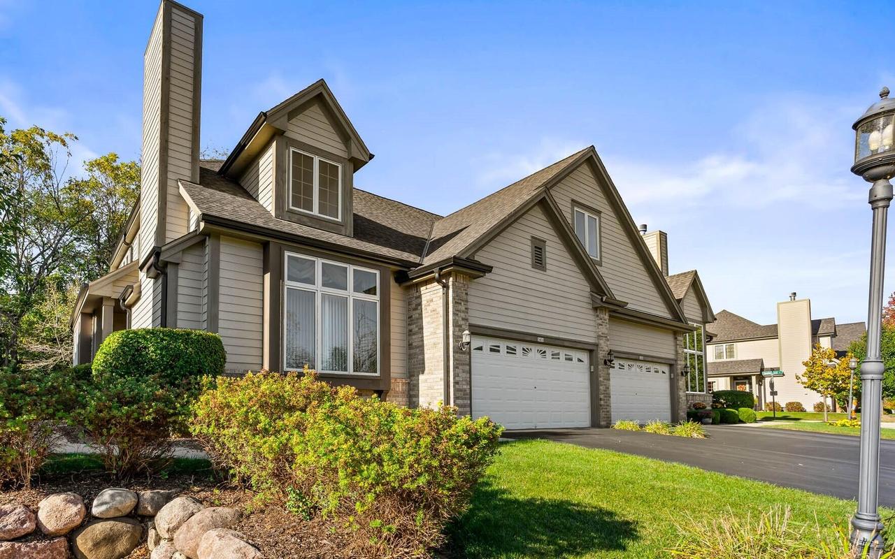 3402 Turnberry Oak Dr, Waukesha, WI 53188