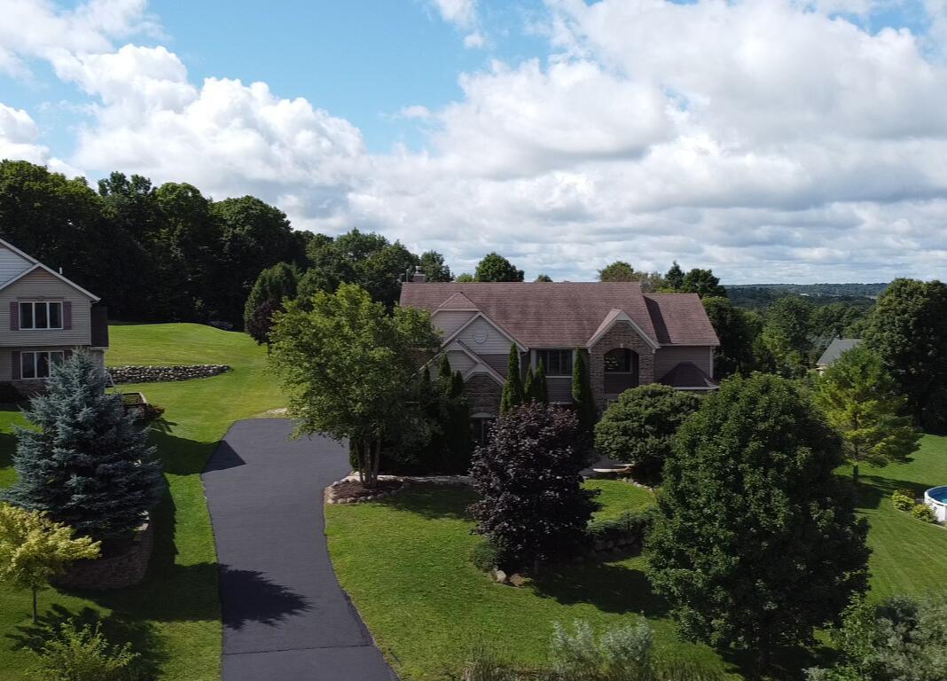 585 Overlook Pass, Farmington, WI 53021