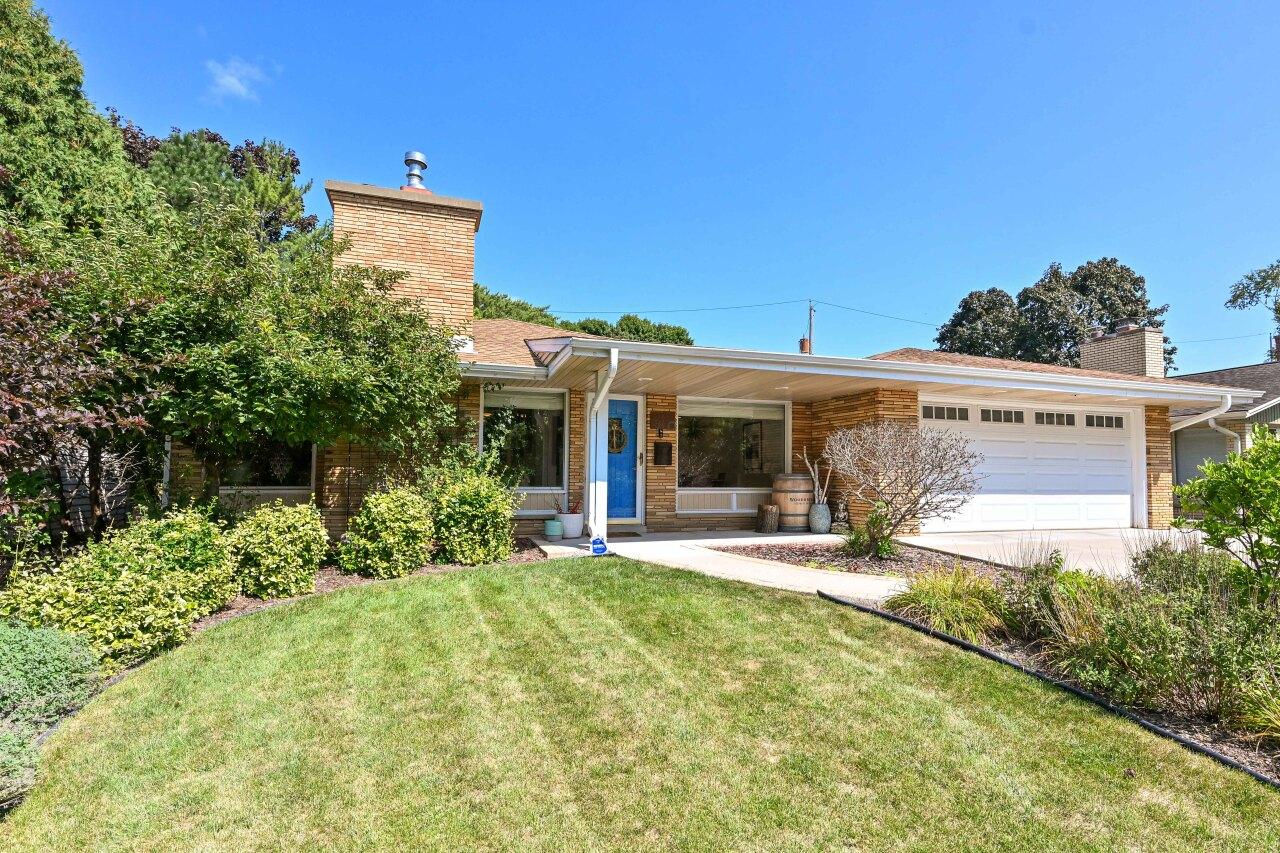 7920 St Anne Ct, Wauwatosa, WI 53213