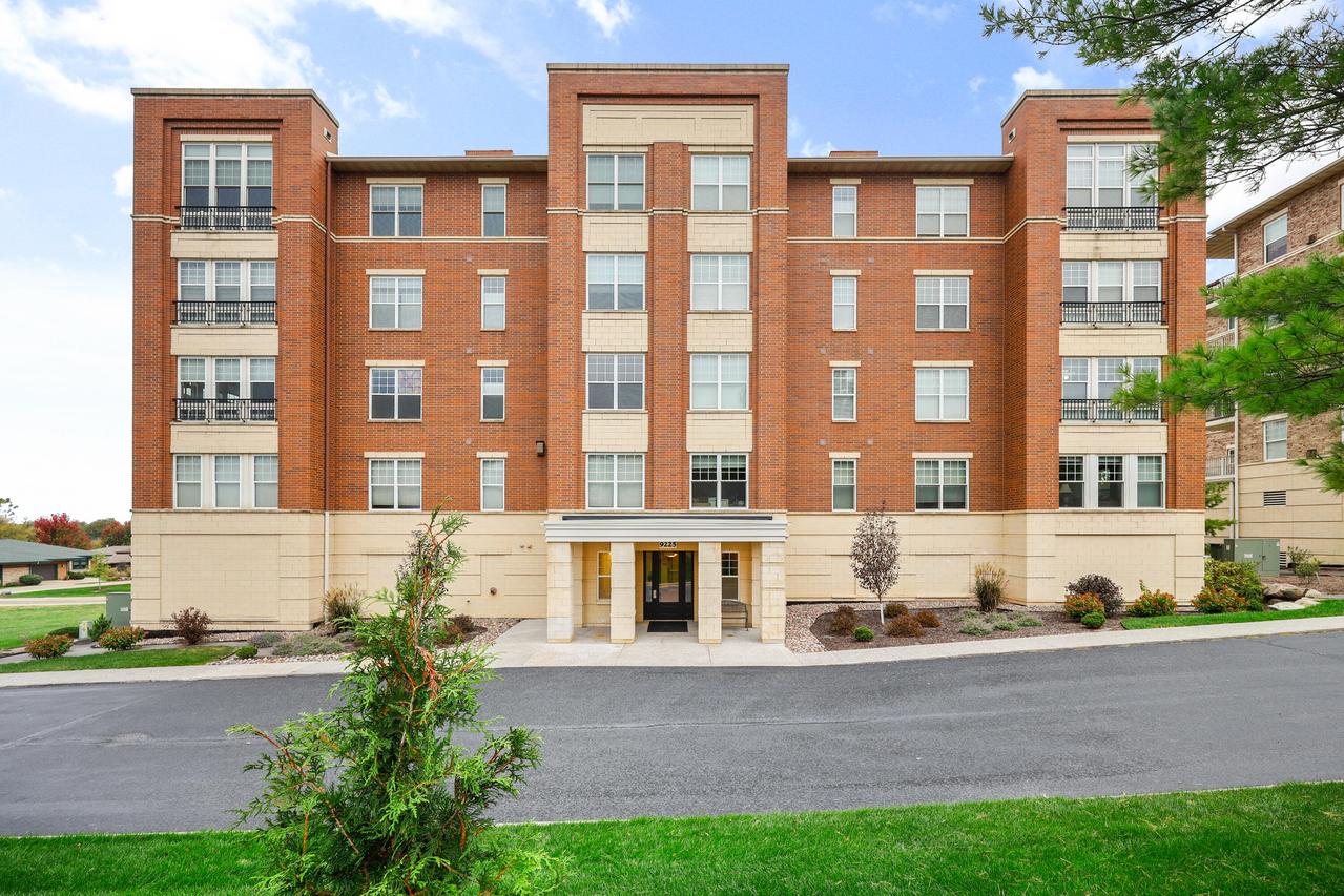 9225 Crosswinds Ln #402, Madison, WI 53593