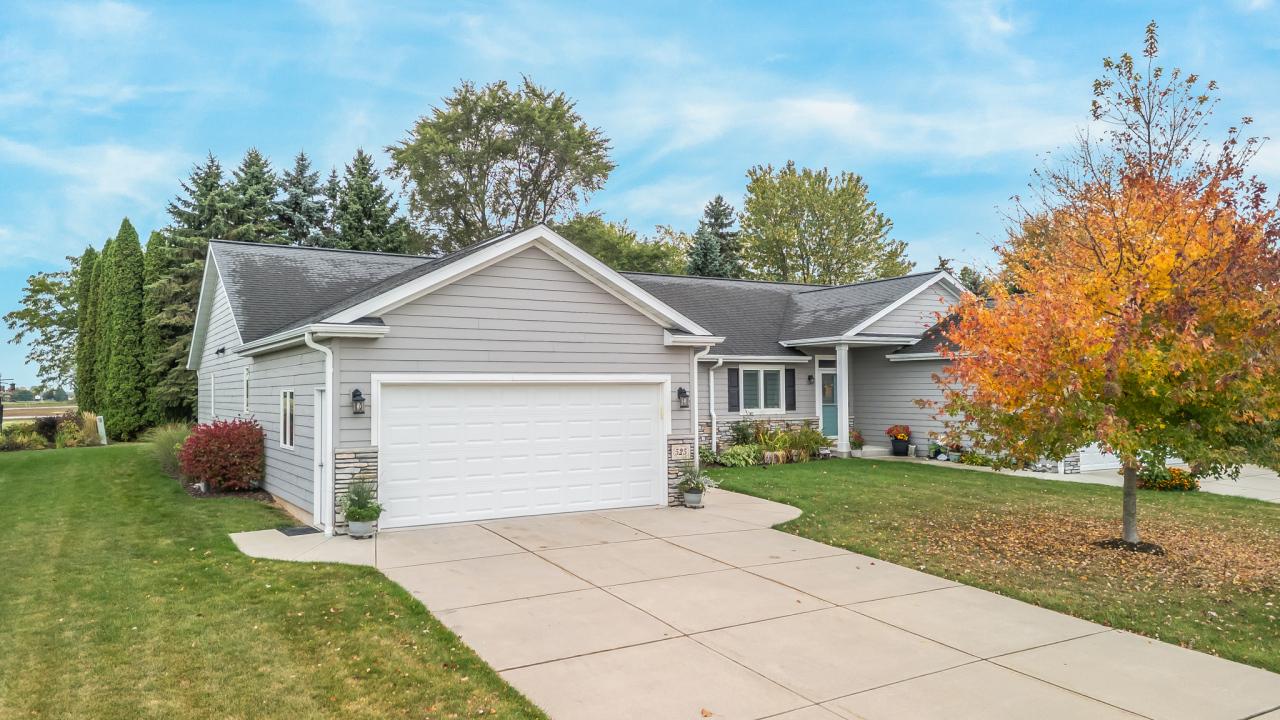 525 Michigan Ave, Oostburg, WI 53070
