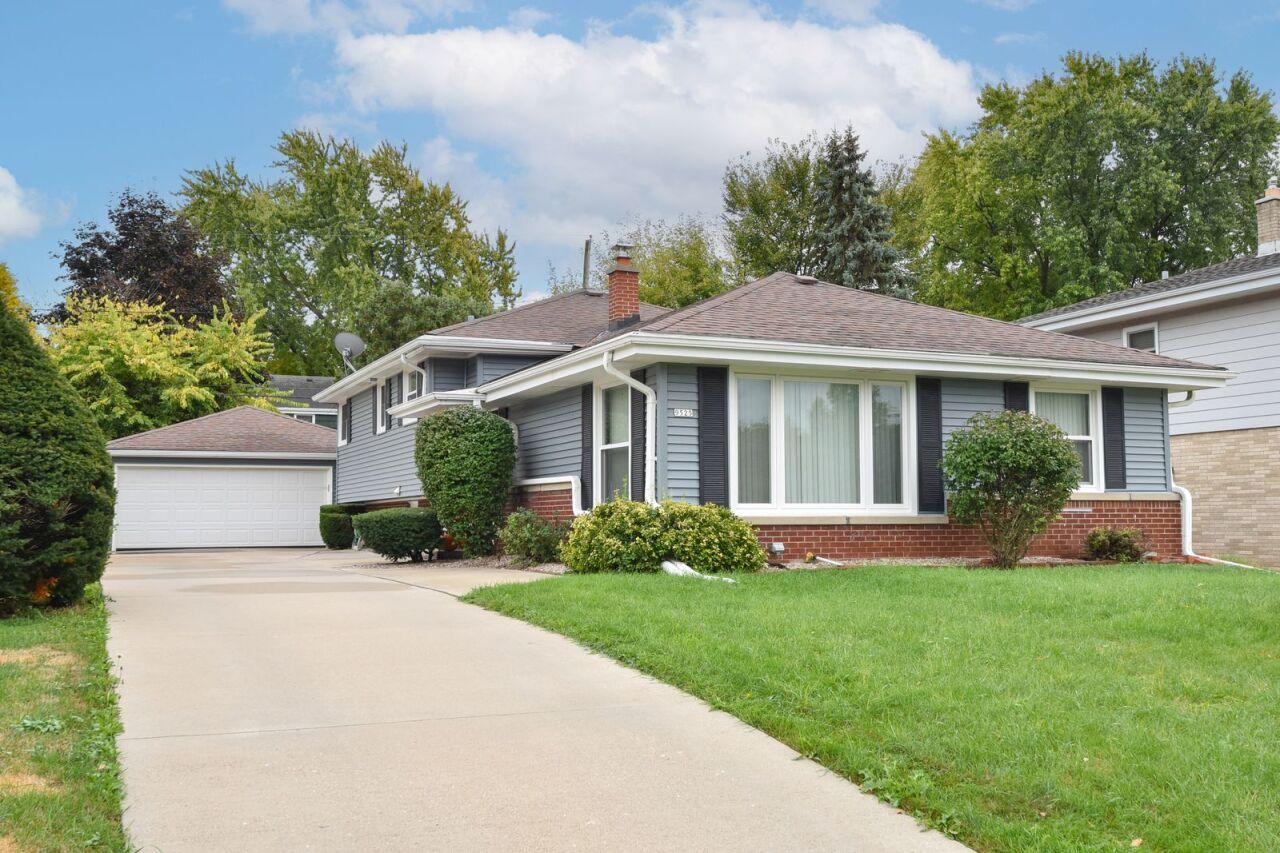 9525 W Grantosa Dr, Wauwatosa, WI 53222