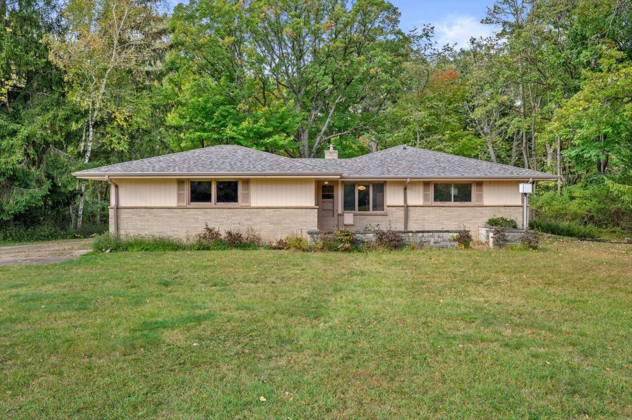 9431 N Sleepy Hollow, Bayside, WI 53217