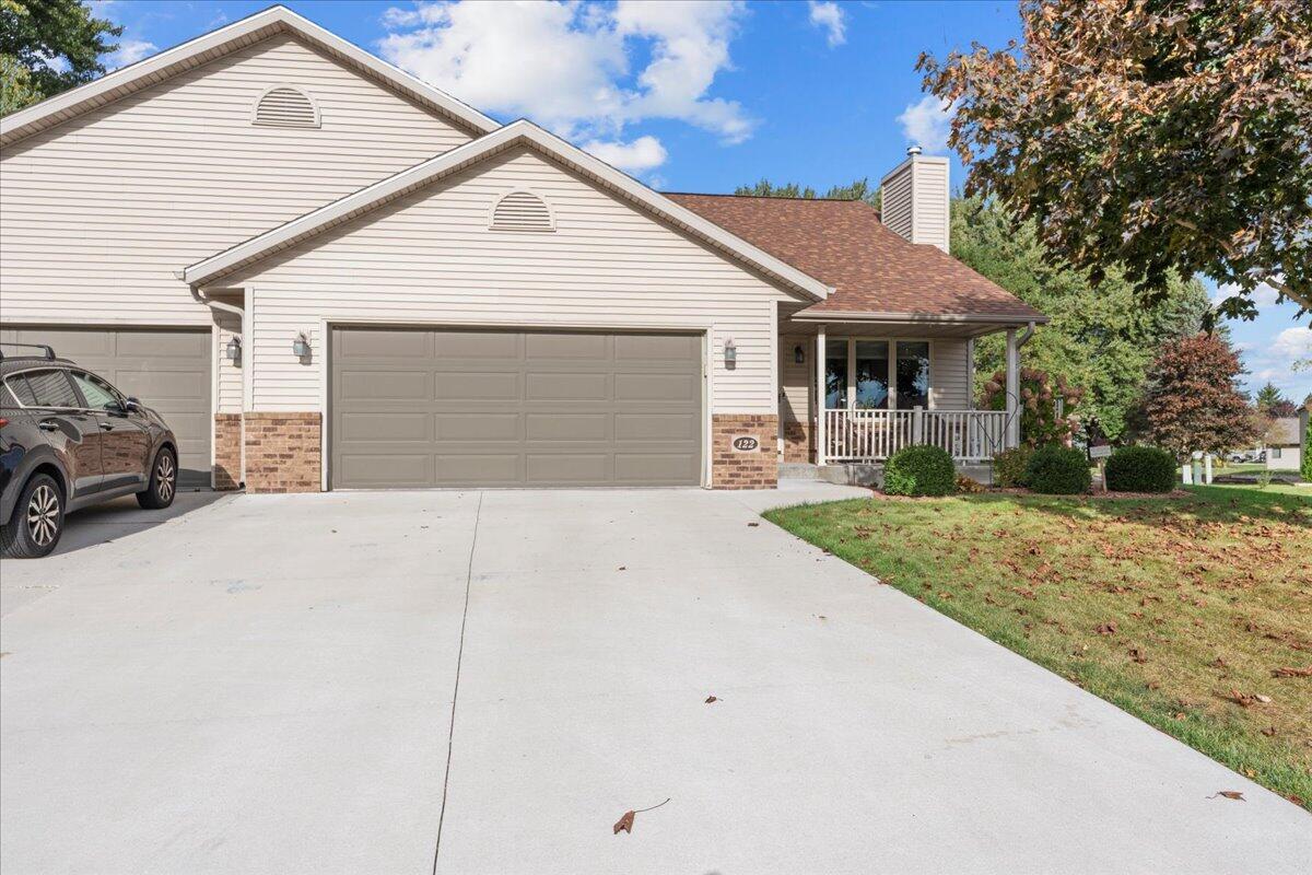 122 Lexington Ct, Sheboygan Falls, WI 53085