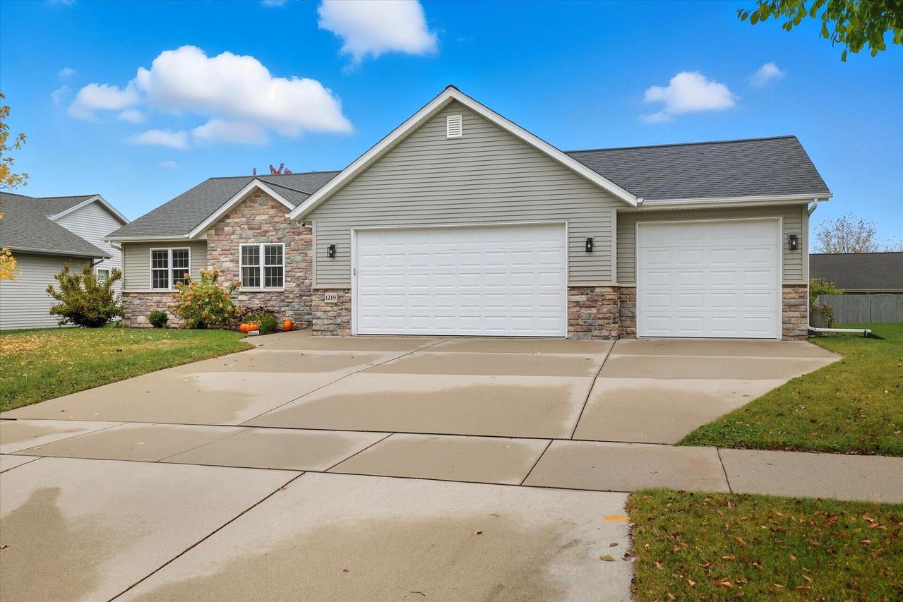 1219 Sunflower Dr, West Bend, WI 53090