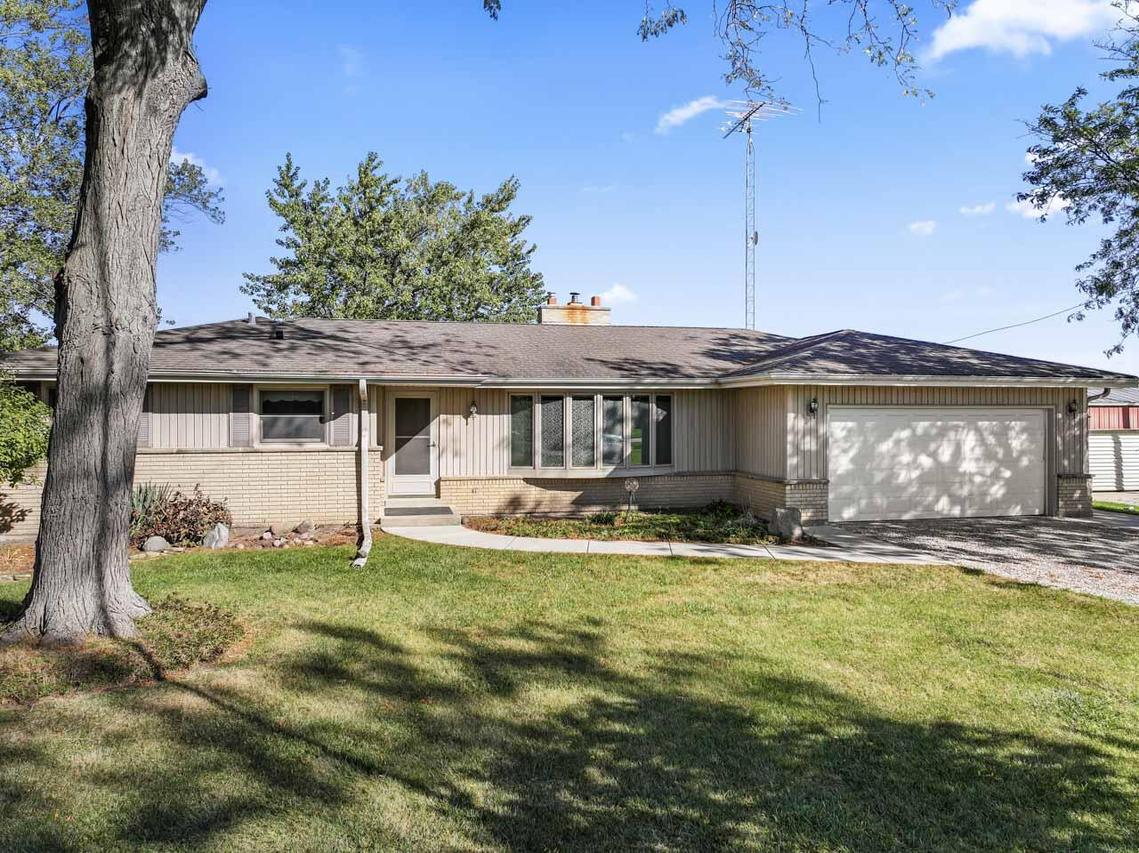 15500 7th St, Paris, WI 53182
