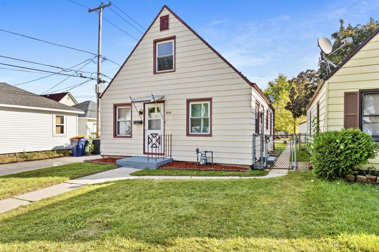 2016 S 59th St, West Allis, WI 53219