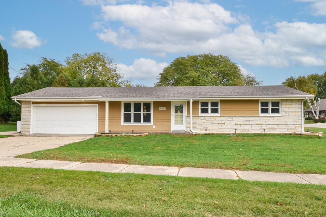 670 Court Dr, Hartford, WI 53027
