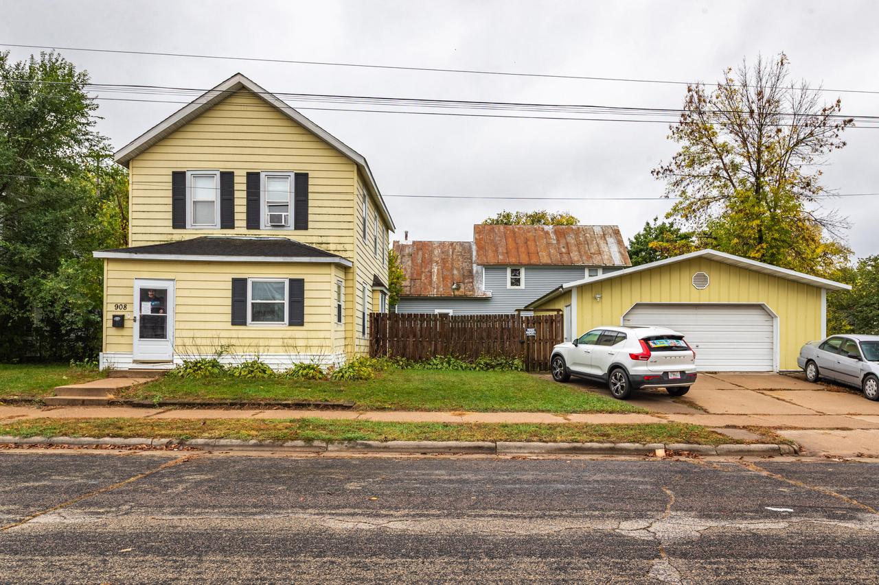 908 Gohres St, La Crosse, WI 54603