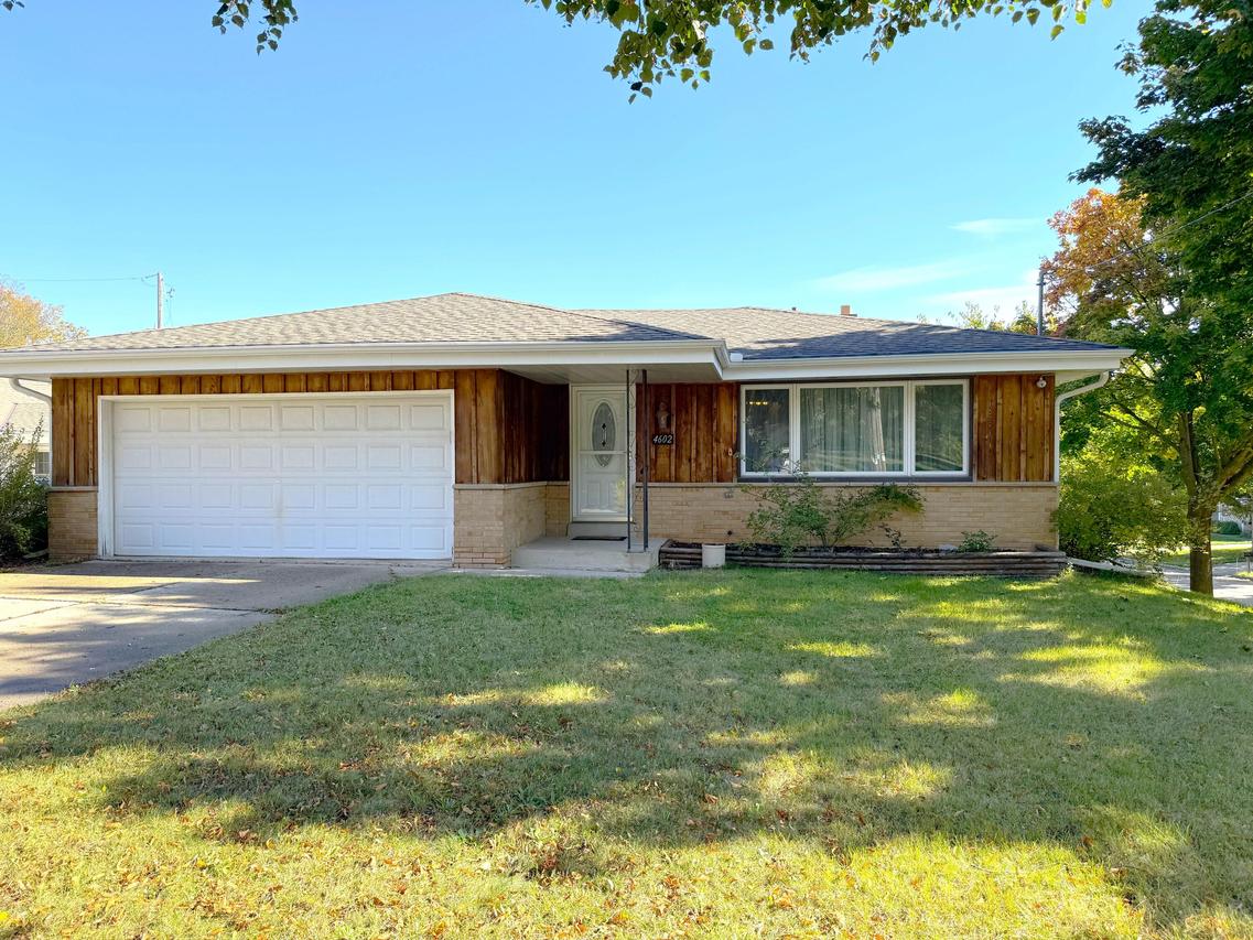 4602 N 118th St, Wauwatosa, WI 53225
