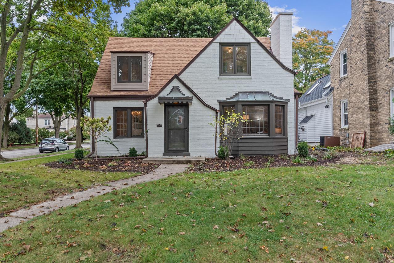 2578 N 88th St, Wauwatosa, WI 53226