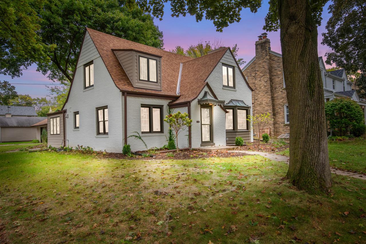 2578 N 88th St, Wauwatosa, WI 53226