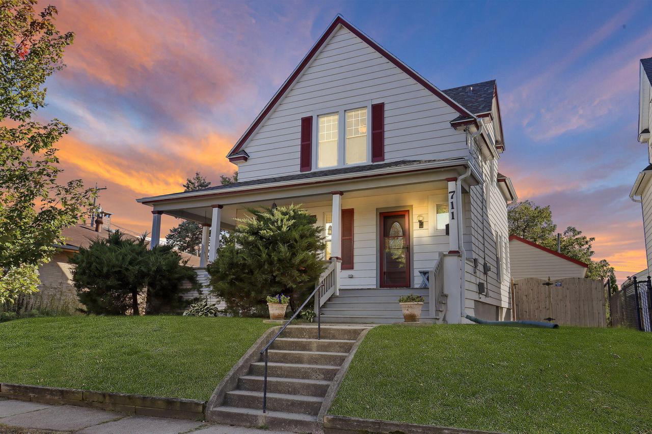 711 40th St, Kenosha, WI 53140