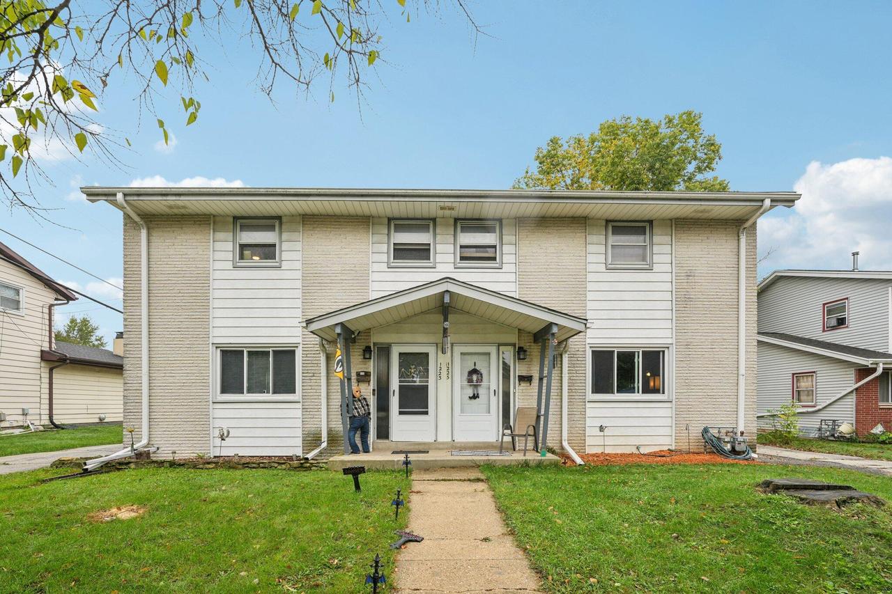 1223 Wilshire Pl, Waukesha, WI 53188