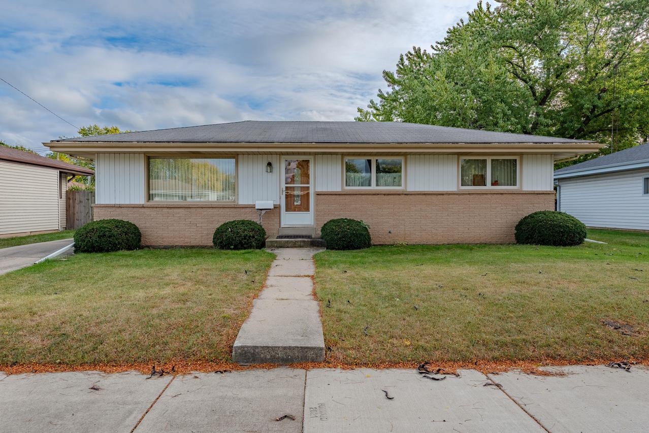 2721 Brentwood Rd, Racine, WI 53403