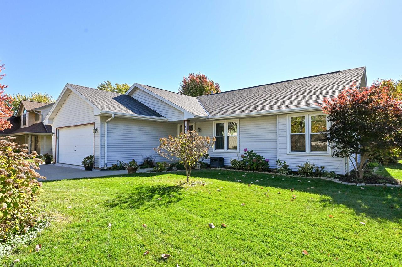 965 E Twin Oaks Dr, Oak Creek, WI 53154
