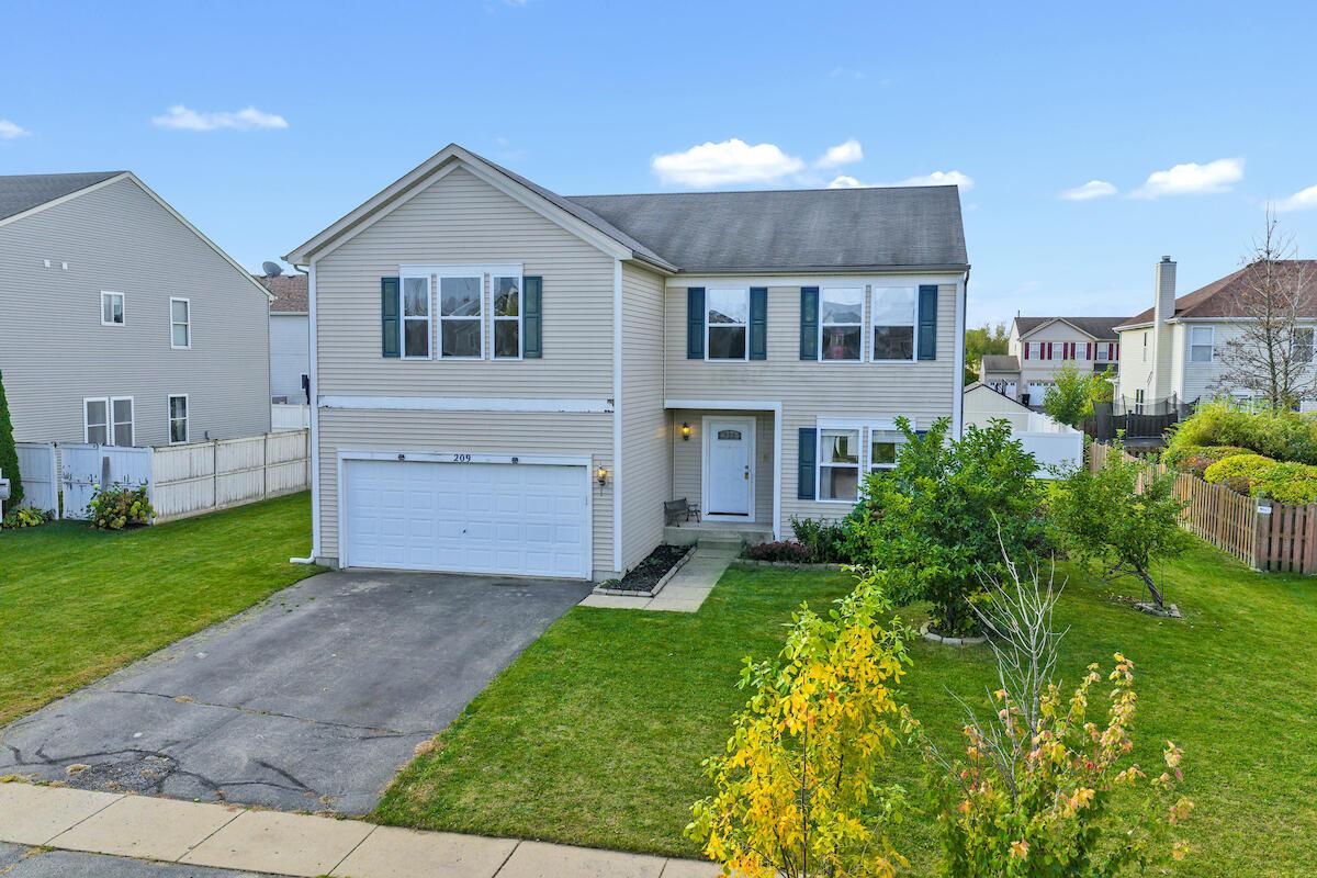 209 W Sunflower St, Elkhorn, WI 53121