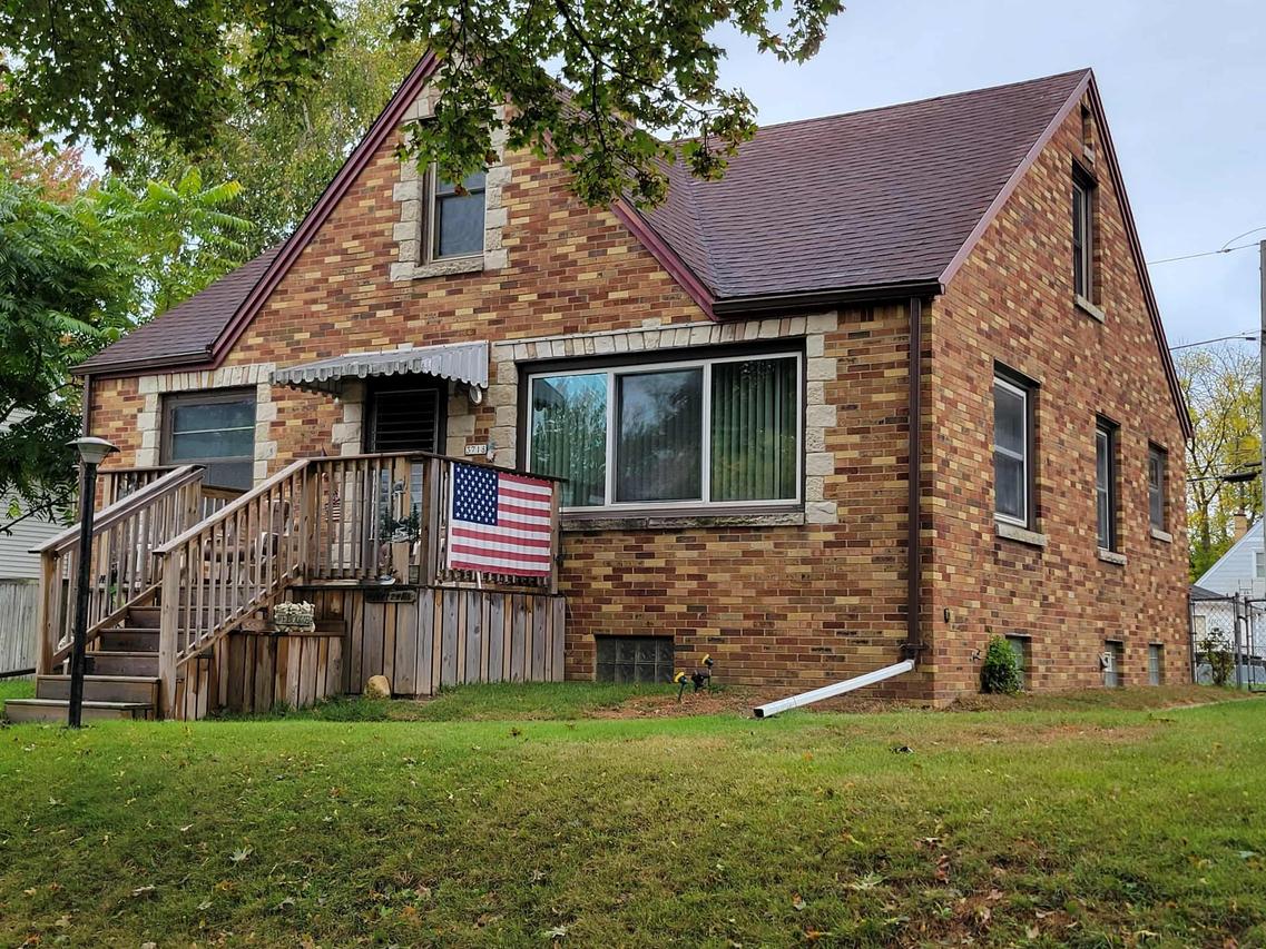 3718 S Iowa Ave, Saint Francis, WI 53235