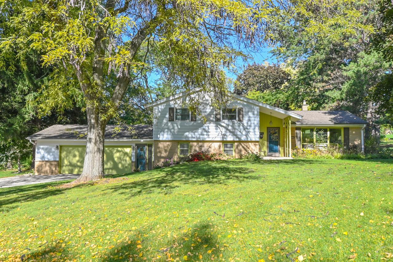 19250 Benington Dr, Brookfield, WI 53045