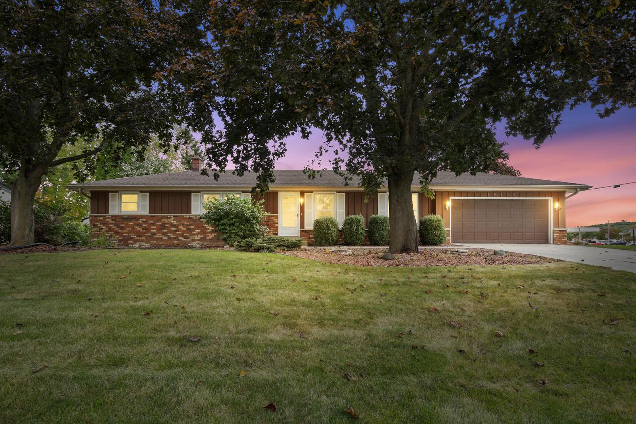 10130 W Scepter Cir, Franklin, WI 53132
