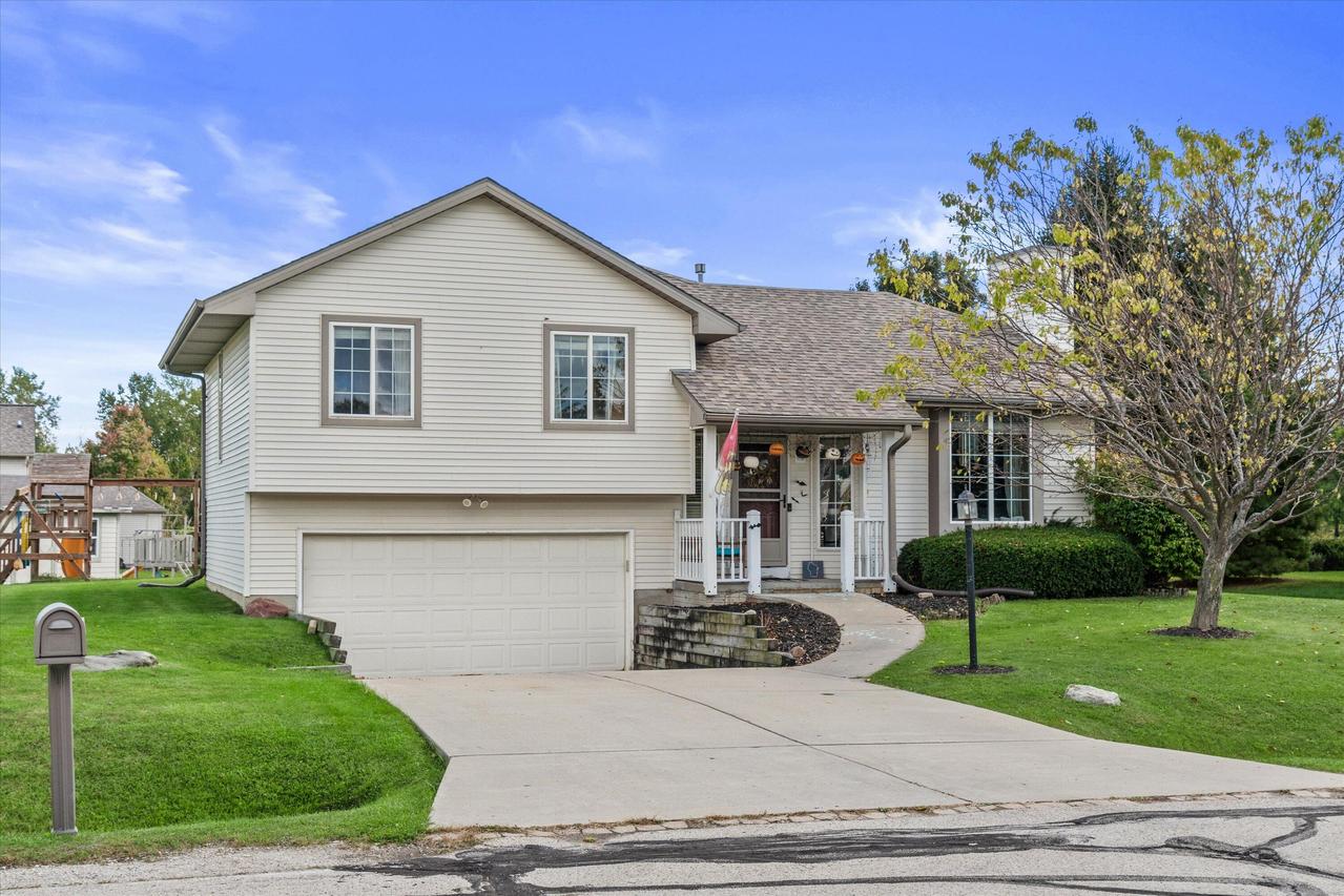 10150 S Windsor Dr, Oak Creek, WI 53154