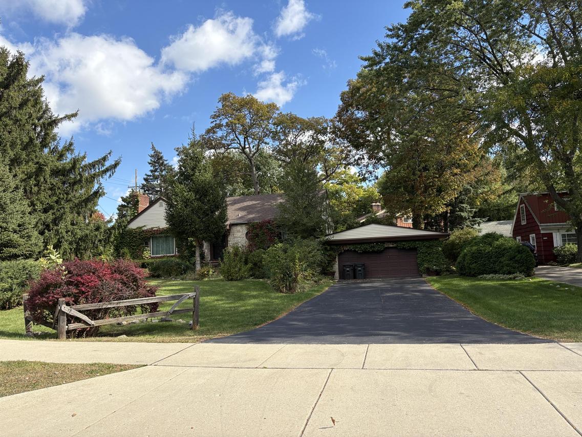 4710 S 35th St, Greenfield, WI 53221