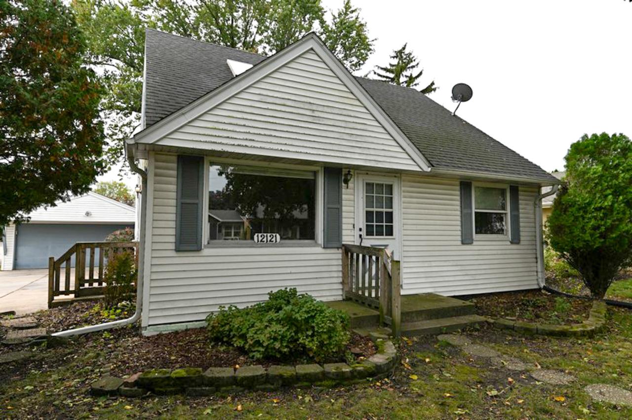 12121 W Cathedral Ave, Wauwatosa, WI 53226