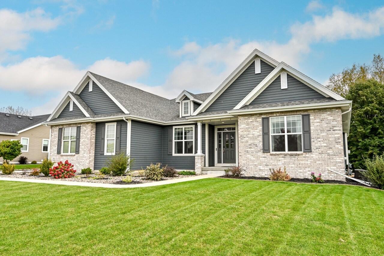 W212N6064 Legacy Trl, Menomonee Falls, WI 53051