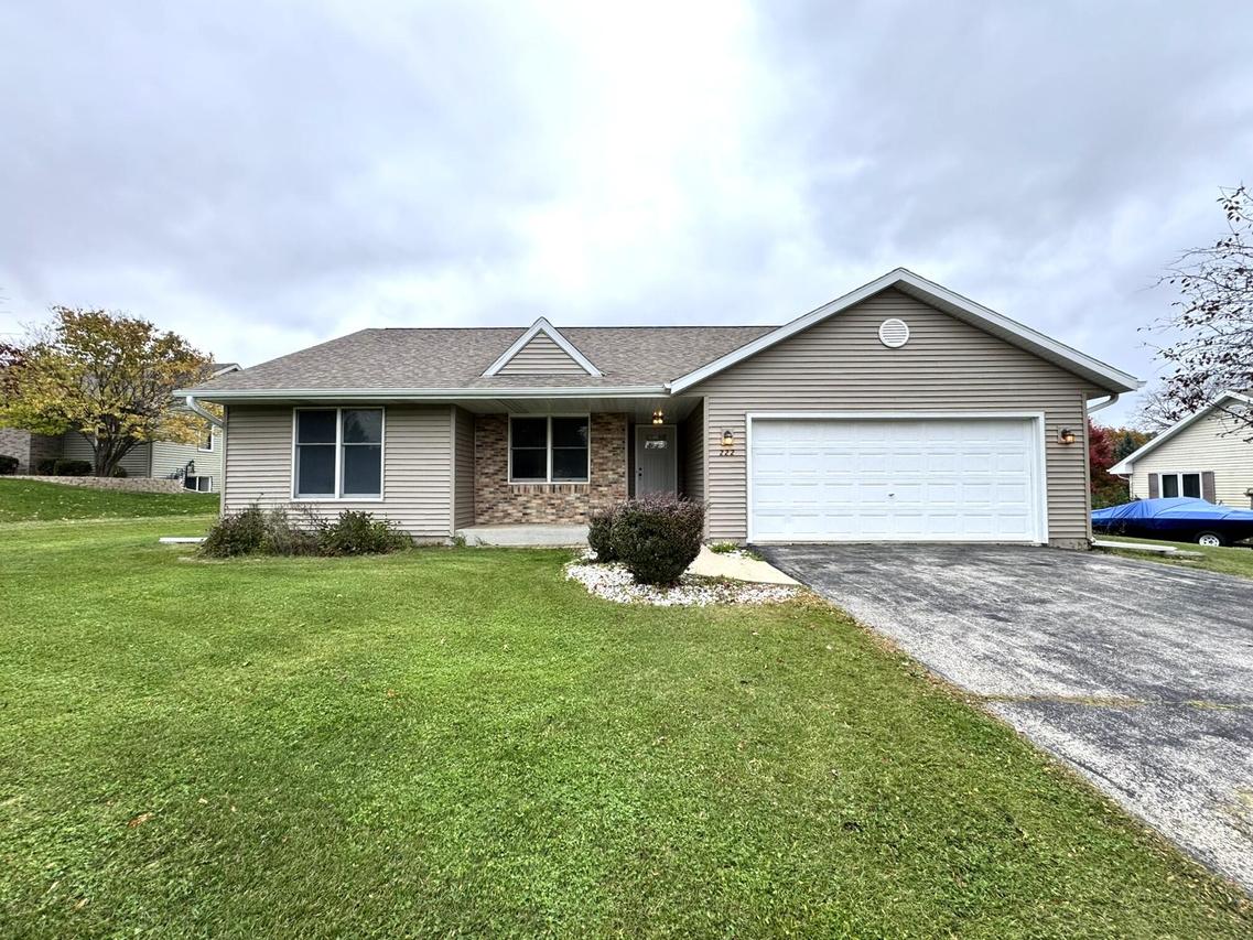 222 Granary Cir, Hartland, WI 53029
