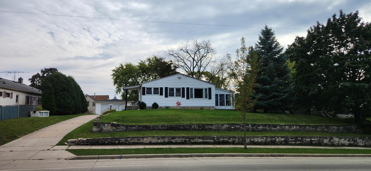 1021 Arcadian Ave, Waukesha, WI 53186