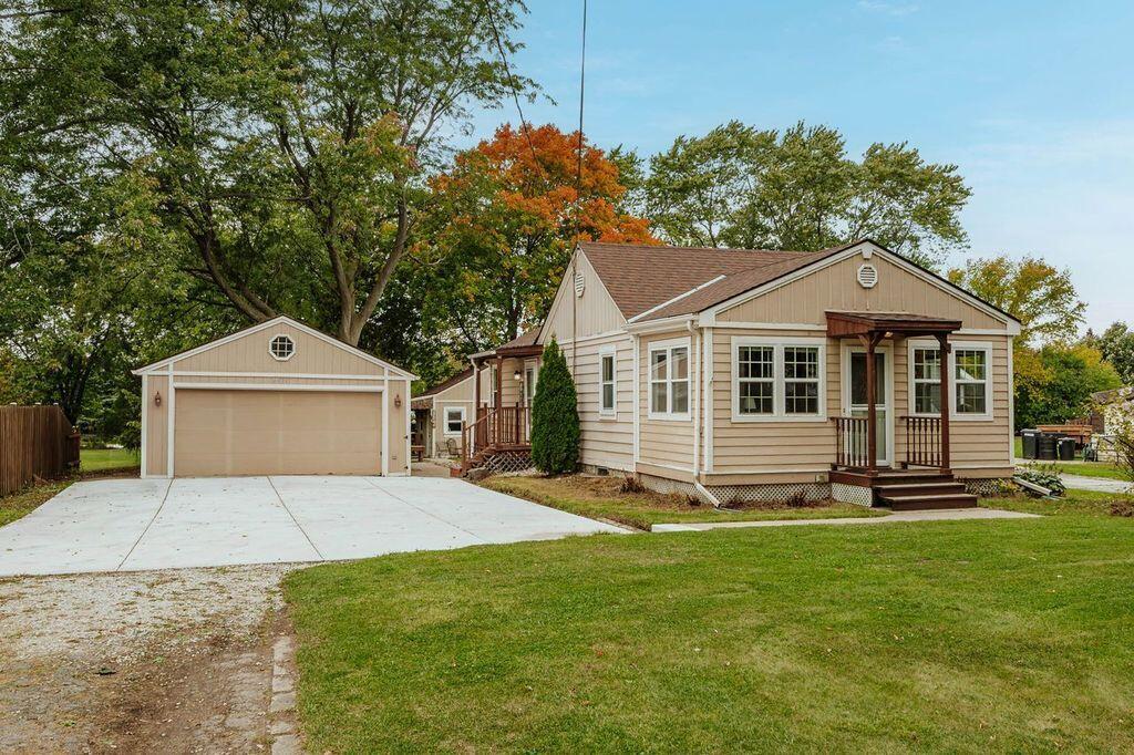 4451 S 51st St, Greenfield, WI 53220