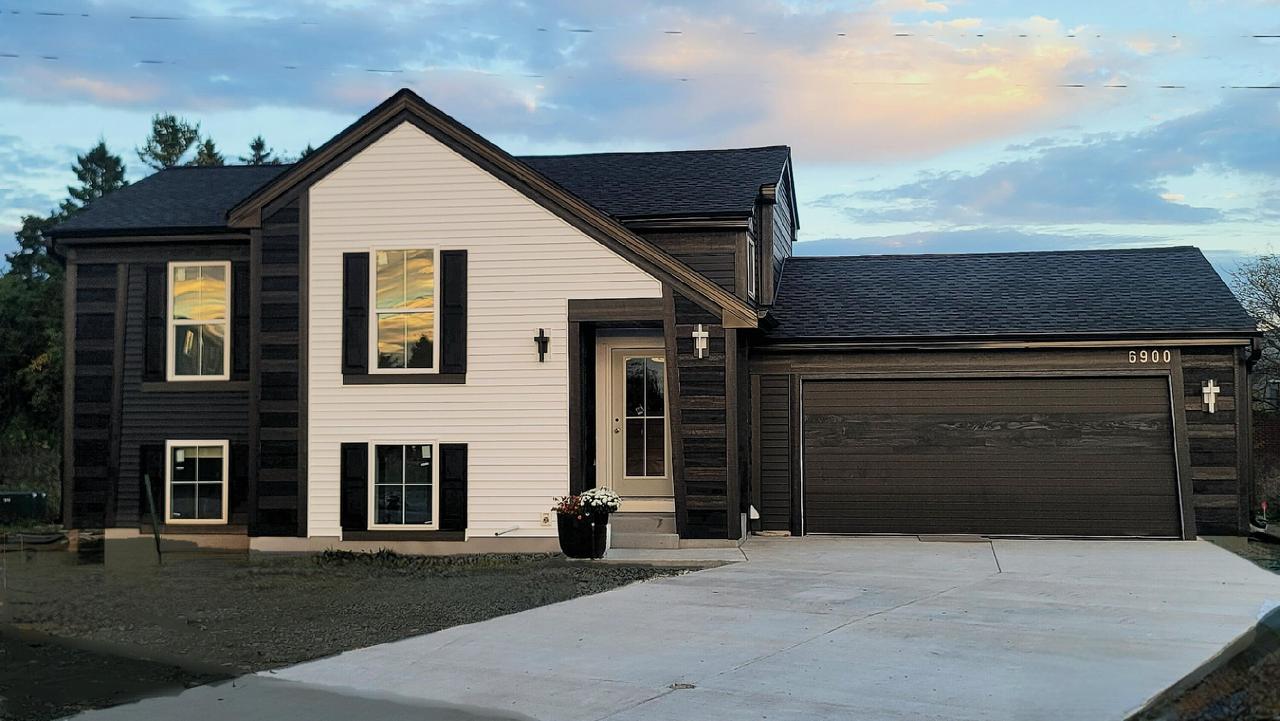 6900 W Beatrice Ct, Milwaukee, WI 53223