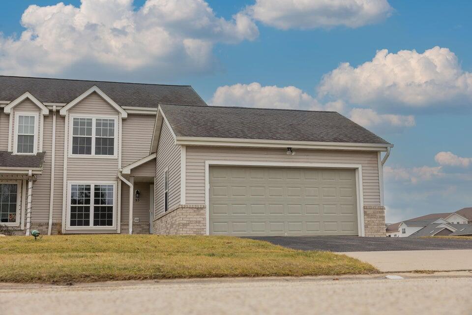 55 E Sedgemeadow St, Elkhorn, WI 53121