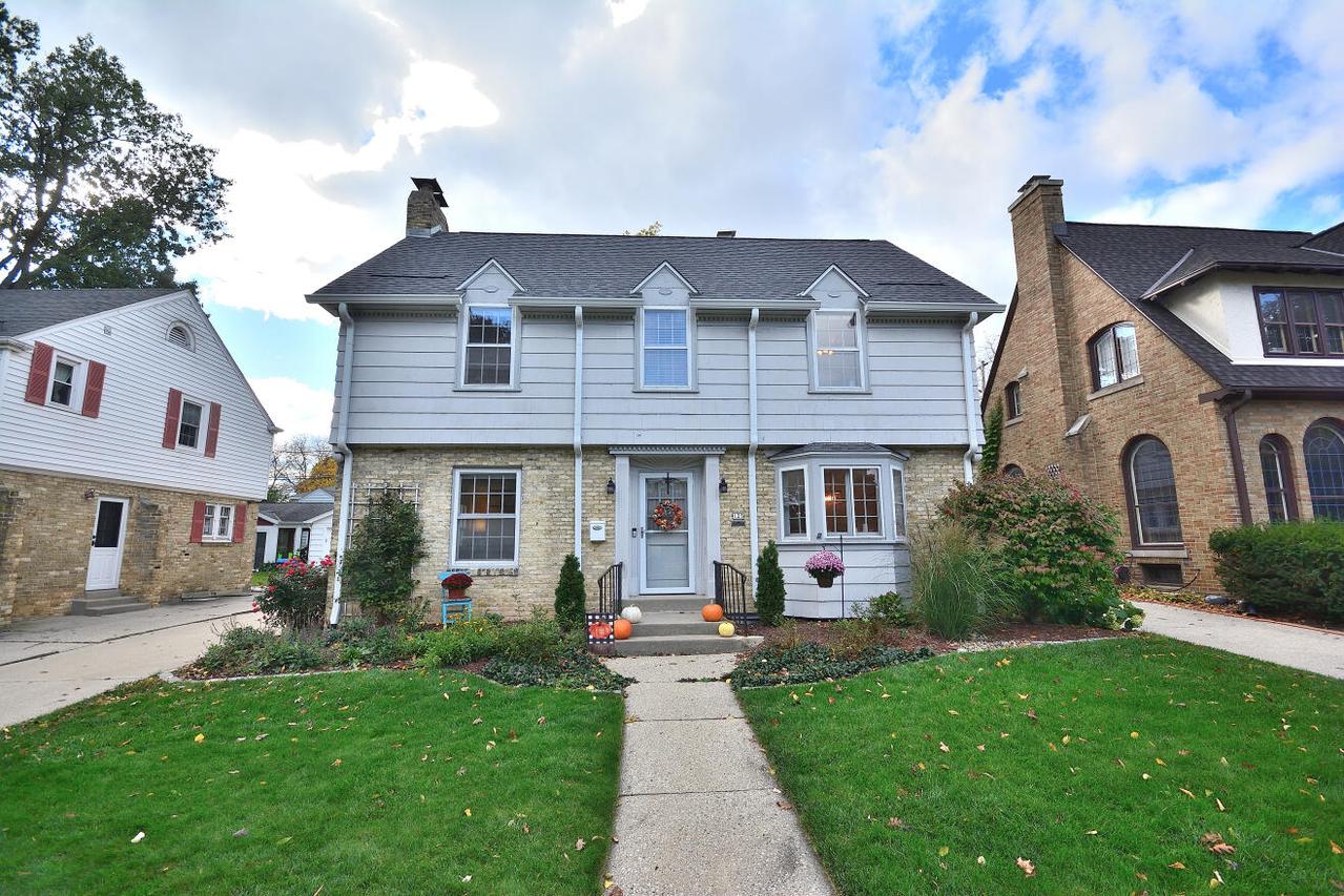 125 N 88th St, Wauwatosa, WI 53226