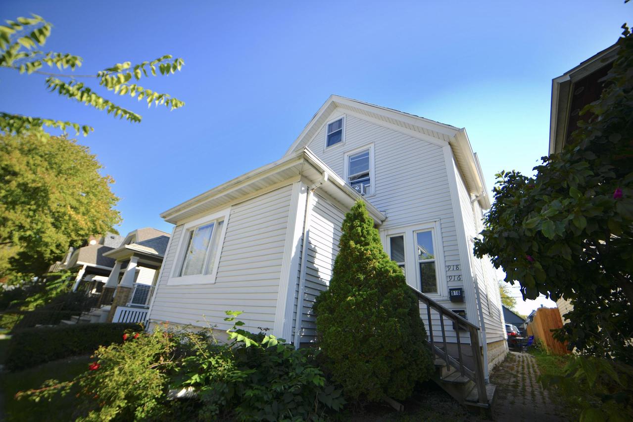 916 S 75th St, West Allis, WI 53214